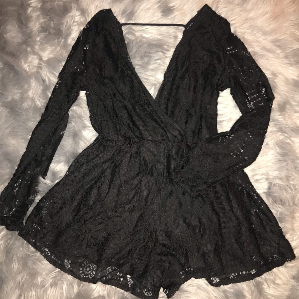 Black long sleeved romper 💘